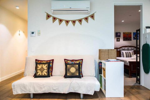 Eclectic 1 Bedroom South Yarra Hideaway - Accommodation QLD 2