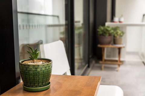 Eclectic 1 Bedroom South Yarra Hideaway - Accommodation QLD 6