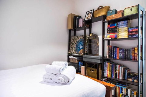 Eclectic 1 Bedroom South Yarra Hideaway - Accommodation QLD 3
