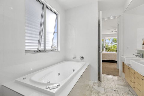 North Facing River Front Stunning Apartment Unit 2 9 Hilton Esplanade - Accommodation QLD 7