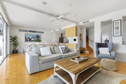 North Facing River Front Stunning Apartment Unit 2 9 Hilton Esplanade - Accommodation QLD 6