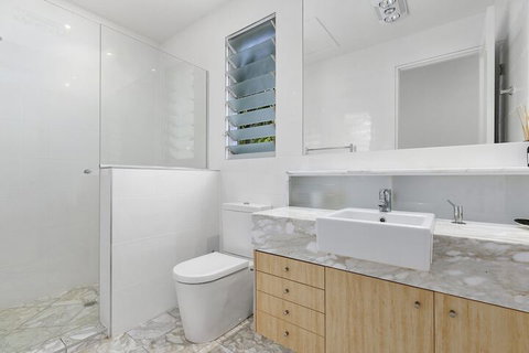 North Facing River Front Stunning Apartment Unit 2 9 Hilton Esplanade - Accommodation QLD 5