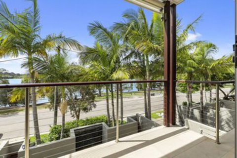 North Facing River Front Stunning Apartment Unit 2 9 Hilton Esplanade - Accommodation QLD 0