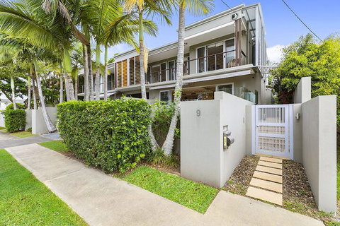North Facing River Front Stunning Apartment Unit 2 9 Hilton Esplanade - Accommodation QLD 1