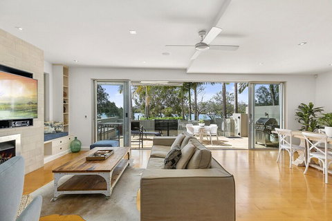 North Facing River Front Stunning Apartment Unit 2 9 Hilton Esplanade - Accommodation QLD 4