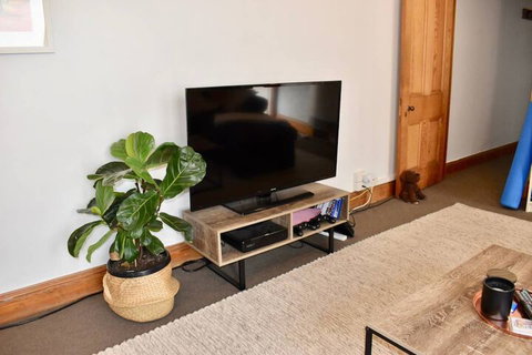 Charming Terrace House On Tree Lined Street - Accommodation QLD 5