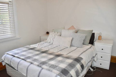 Charming Terrace House On Tree Lined Street - Accommodation QLD 3
