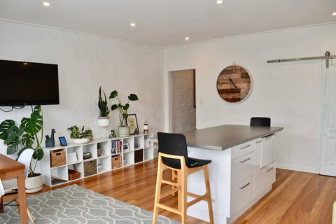 Charming Terrace House On Tree Lined Street - Accommodation QLD 7
