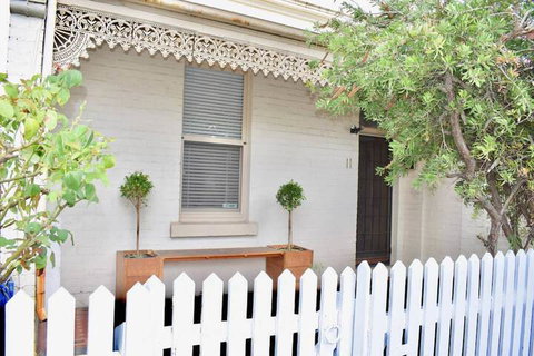 Charming Terrace House On Tree Lined Street - Accommodation QLD 1