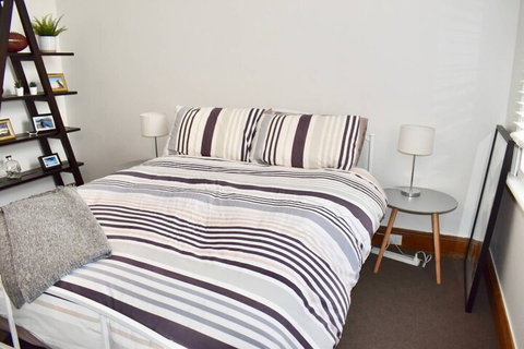 Charming Terrace House On Tree Lined Street - Accommodation QLD 4