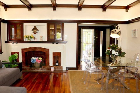 Charming & Cosy Home With City Views - Accommodation QLD 6