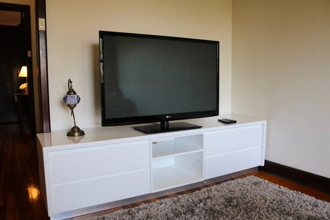 Charming & Cosy Home With City Views - Accommodation QLD 3