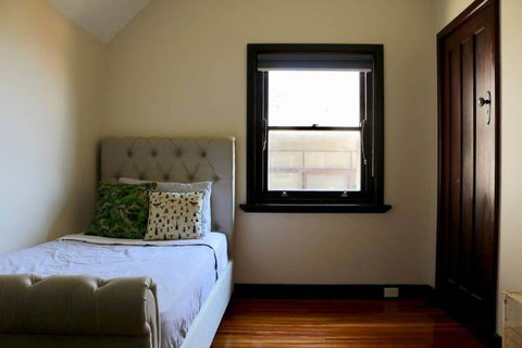 Charming & Cosy Home With City Views - Accommodation QLD 4