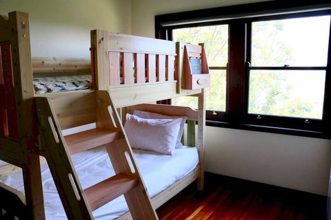 Charming & Cosy Home With City Views - Accommodation QLD 2