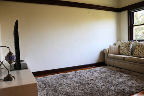 Charming & Cosy Home With City Views - Accommodation QLD 7