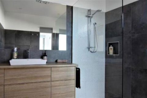 BEACHHOUSE BINALONG Luxury Waterfront Holiday House At Bay Of Fires - Accommodation QLD 1