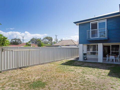 Relax At Pacific 1 / 26 Pacific Avenue Private Duplex With Enclosed Yard - Accommodation QLD 3