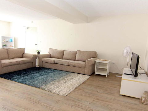 Kanandah 5 By The Lake! - Accommodation QLD 1