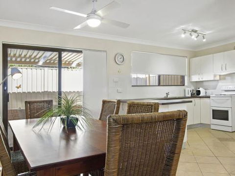 DAVIES STREET MOLLYMOOK 4 / 14 - Accommodation QLD 2
