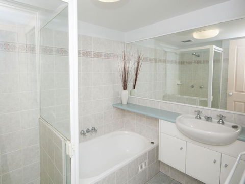 Aquarius Apartment 4 - Accommodation QLD 6