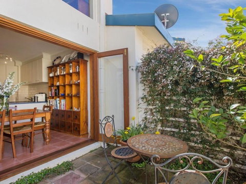 SEAVIEWS MORNINGTON.... - Accommodation QLD 3