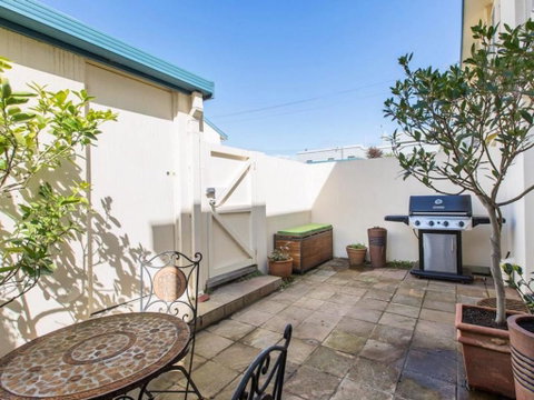 SEAVIEWS MORNINGTON.... - Accommodation QLD 1