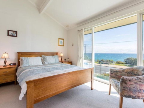 SEAVIEWS MORNINGTON.... - Accommodation QLD 2