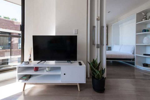 New Modern Apartment In Central Location - Accommodation QLD 7