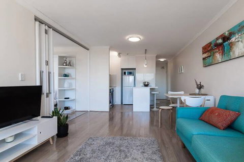 New Modern Apartment In Central Location - Accommodation QLD 4