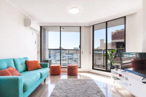 New Modern Apartment In Central Location - Accommodation QLD 0