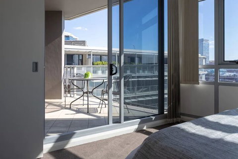 Modern Harbourside Apartment With A View - Accommodation QLD 5