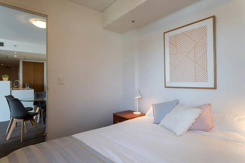 Modern Harbourside Apartment With A View - Accommodation QLD 4