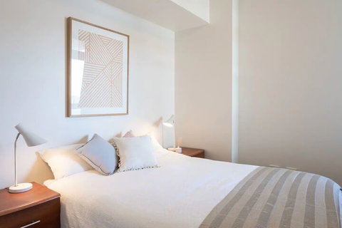 Modern Harbourside Apartment With A View - Accommodation QLD 6
