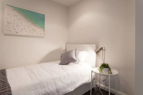 Modern Harbourside Apartment With A View - Accommodation QLD 3