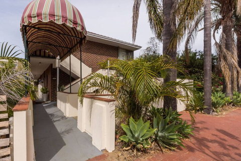 B6 Cafes & Restaurants Close To UWA - Accommodation QLD 1