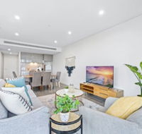 HomeHotel Luxury Apt with Shopping Mall Downstairs - Accommodation QLD
