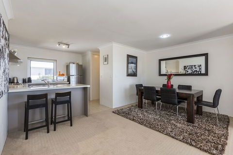 Gold Sands Beach Apartment - Accommodation QLD 5