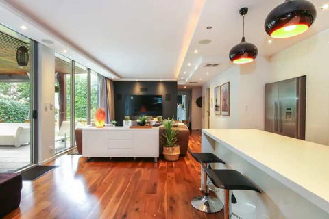 Spacious 2 Bedroom Apartment In Ascot With Large Private Garden - Accommodation QLD 5