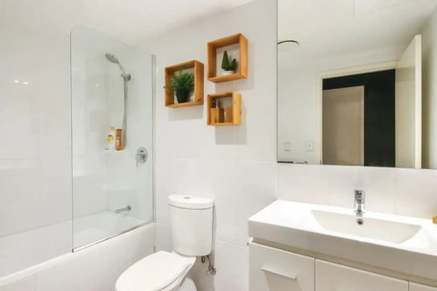 Spacious 2 Bedroom Apartment In Ascot With Large Private Garden - Accommodation QLD 2