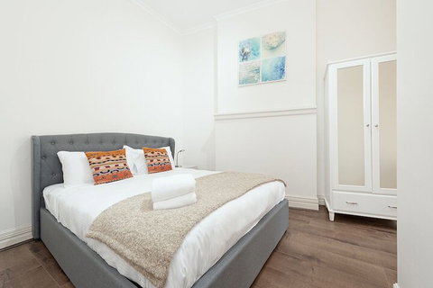 Stunning Sydney Home 2 - Accommodation QLD 7