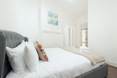 Stunning Sydney Home 2 - Accommodation QLD 3