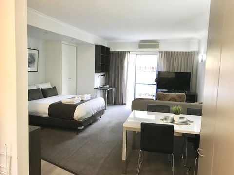 Adelaide Dresscircle Apartments - Archer Street - Accommodation QLD 5