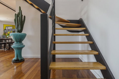 Fabulous Fitzroy Converted Warehouse - Accommodation QLD 4