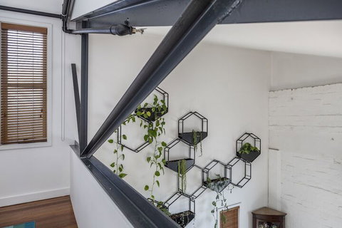 Fabulous Fitzroy Converted Warehouse - Accommodation QLD 2