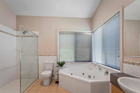 DRIFTWOOD VILLA Free Wifi Walk To Beach - Accommodation QLD 3