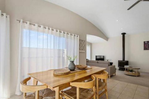 DRIFTWOOD VILLA Free Wifi Walk To Beach - Accommodation QLD 6