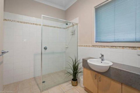 DRIFTWOOD VILLA Free Wifi Walk To Beach - Accommodation QLD 2