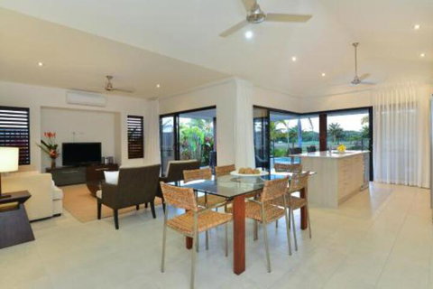 17 Cascade House Luxury Holiday Home - Accommodation QLD 3