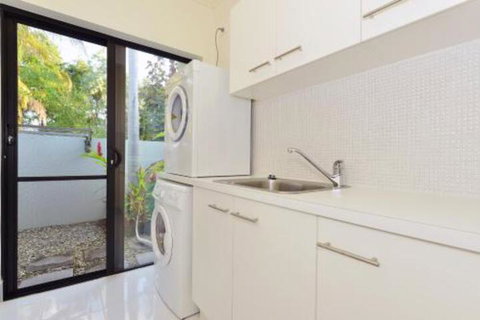 17 Cascade House Luxury Holiday Home - Accommodation QLD 4