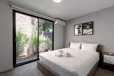 Spacious 2 Bedroom Inner City Townhouse With Private Rooftop - Accommodation QLD 2